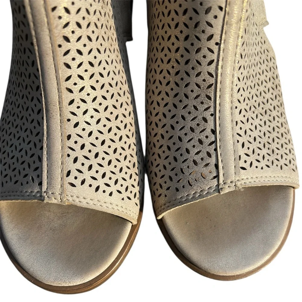 Wonder Nation Girl’s Cream Shimmering Sandals EUC 2